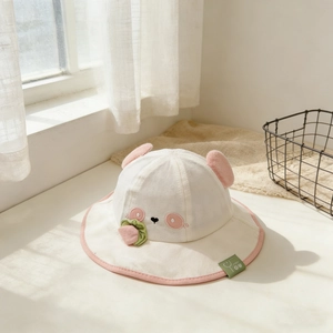 Dettaglio cappello panda per neonati con orecchie di peluche e ricamo di fragola