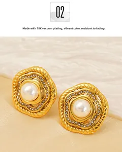 Dettaglio macro di orecchini vintage in perle placcati oro 18K con intarsio di zirconi