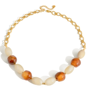 Collana vintage in acciaio inossidabile placcato oro 18k con perle di resina ambra su bianco