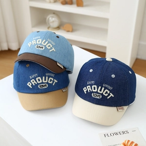 Tre cappellini da baseball in denim per bambini con ricamo LOVE in vari colori a contrasto