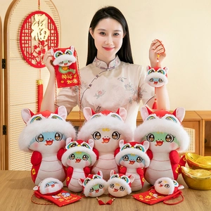 Simpatico peluche mascotte anno del serpente con busta rossa e ciondolo decorativo.