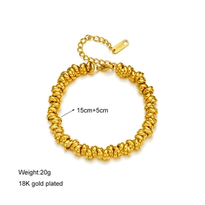 Twisted knot bracelet in 18K gold plated stainless steel with adjustable chain
