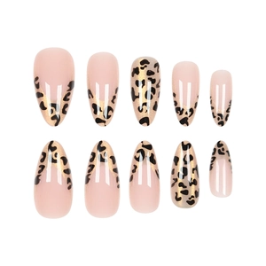 Cat-Eye-Mandelnägel mit Leopardenmuster, rosa Basis und goldenem Glitzer-Akzent