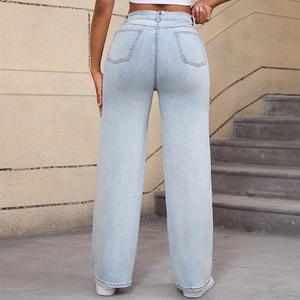 Vista posteriore di jeans a vita alta gamba larga azzurri con tasche su una modella
