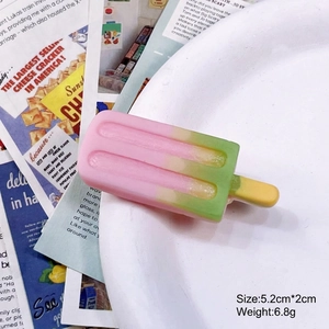 Macro detail of tricolor resin popsicle hair clip showing dimensions 5.2cm by 2cm and weight 6.8g