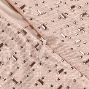 Détail des strass et de la fermeture éclair invisible sur une robe de soirée nude