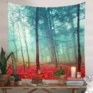 Arredo camera con arazzo bosco autunnale con foglie rosse e alberi verdi sfumati