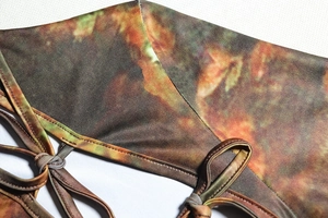 Gros plan sur l'imprimé tie-dye rétro avec détails de cordons de serrage entrelacés