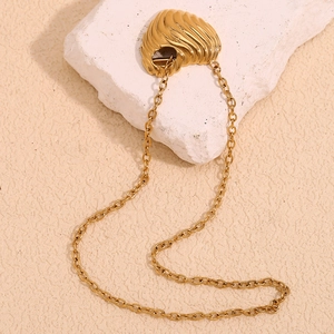 Collier avec pendentif cœur plaqué or 18 carats et fermoir OT sur socle en pierre