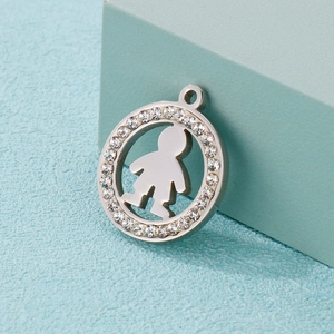 Pendentif garçon rond en acier inoxydable avec design ajouré et pavé de zircons brillants