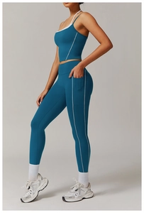 Détail du legging de yoga taille haute avec poches latérales et coutures contrastées blanches