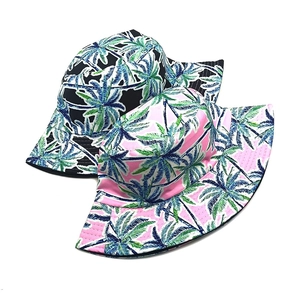 Cappello a secchiello double-face con stampa di palme tropicali rosa e nere