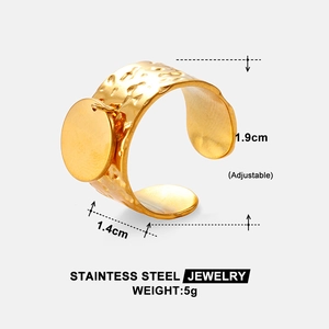 Unregelmäßiger Ring aus Gold-Edelstahl mit Hammerschlag-Textur und rundem Anhänger