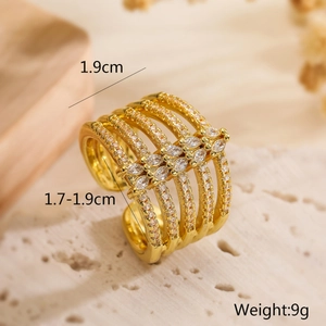 Details des vergoldeten geometrischen Rings mit Zirkonia und 1,9 cm Breitenangaben