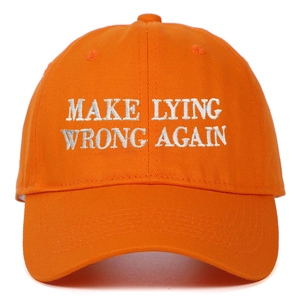 Dettaglio del ricamo bianco Make Lying Wrong Again su un cappellino da baseball arancione