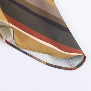Détail de l'ourlet à rayures multicolores montrant les coutures et la texture du tissu