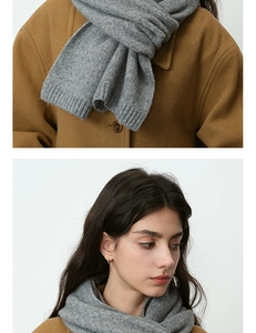 Textura detallada de bufanda de punto gris y ajuste elegante mostrado en modelo mujer