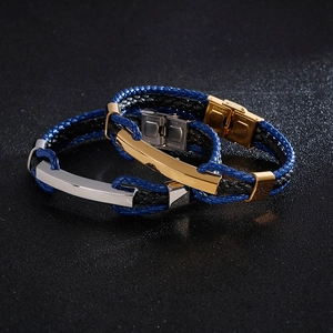 Bracelet pour homme en cuir tressé avec détails en acier inoxydable bleu et noir