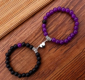 Bracciali per coppie magnetici a cuore con perle viola e perle nere opache