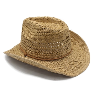 Détails de la texture tissée du chapeau en paille de raphia avec cordon et boucle métal