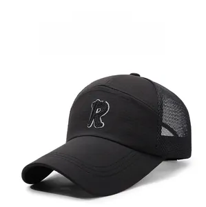 Dettaglio della struttura a rete traspirante e ricamo lettera R sul cappello nero
