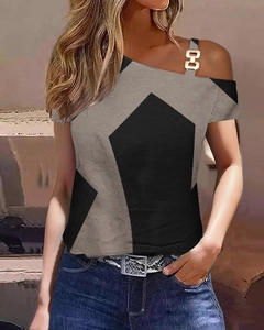 Detail eines Off-Shoulder-T-Shirts mit Metallkettenakzenten und geometrischem Druck
