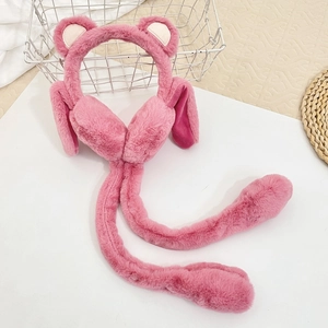 Makroansicht der plüschigen rosa Bären-Ohrenschützer mit beweglichen Ohren und Airbag