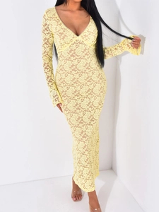 Robe maxi en dentelle jaune à manches longues et décolleté en V sur mannequin