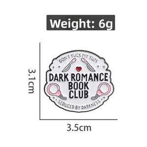 Detailansicht der Dark Romance Book Club Emaille-Anstecknadel mit Maßen und Gewicht