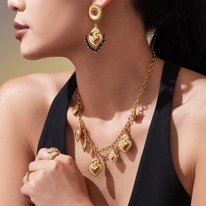 Parure de bijoux coeur couronne dorée 18 carats avec collier boucles et bague sur modèle