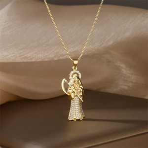 Détail du pendentif Santa Muerte avec zircons sertis sur une chaîne en or plaqué