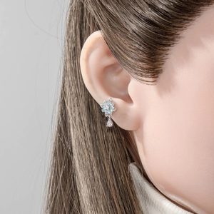 Silver cartilage earring with blue flower zircon and transparent water drop pendant