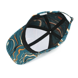 Vue intérieure d'une casquette de baseball à motif marbré avec coutures renforcées