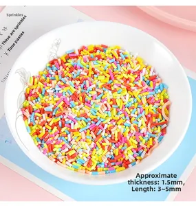 Vue macro de pépites colorées en pâte polymère 1,5 mm pour décoration de gâteau