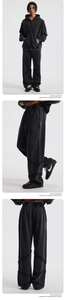 Detail der vintage-grauen Baumwollhose mit offenen Nähten und weitem Beinschnitt