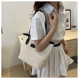 Détail du sac cabas en paille beige avec tissage en V et lanières en cuir noir