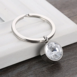 Vue macro d'un porte-clés en acier inoxydable avec un grand pendentif en cristal de zircon