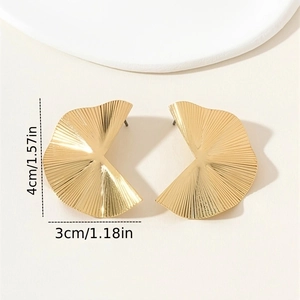 Irregular pleated fan-shaped metal earrings in gold finish with 4cm x 3cm dimensions