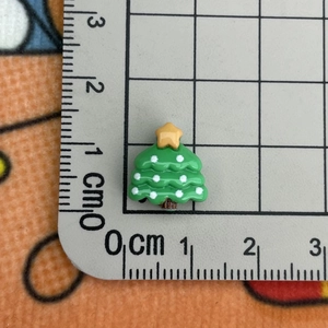 Mini resin Christmas tree accessory for nail art with ruler scale showing 1.5cm height