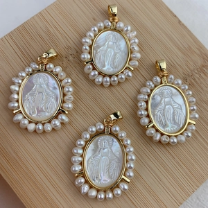 Détail exquis du pendentif Vierge Marie en nacre et perles d'eau douce naturelles