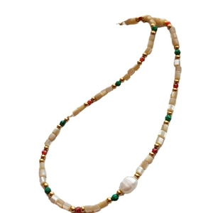 Collar de perlas barrocas de agua dulce con cuentas de colores y detalles dorados elegantes