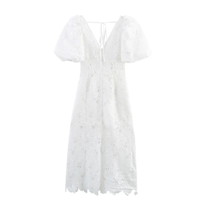 Eleganter weißer Spitzen-Maxikleid mit Puffärmeln und rückenfreiem Bindedetail