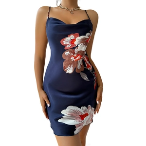 Satin-Trägerkleid mit Blumenmuster in Dunkelblau, Wasserfallausschnitt und dünnen Trägern