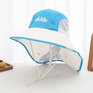 Dettaglio dei lati in rete traspirante e del sottogola regolabile del cappello da sole
