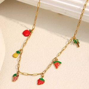Détail du collier trombone plaqué or 18 carats avec pendentifs de fruits en émail