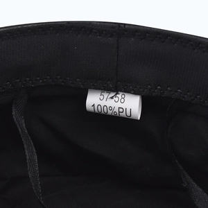Detailaufnahme des schwarzen PU-Militärhutfutters mit 100% PU-Größenetikett 57-58