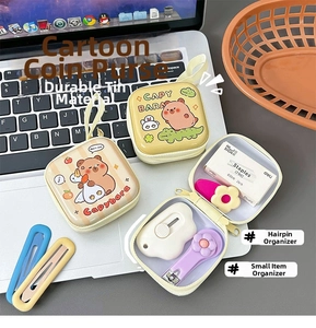Vista dettagliata del portamonete Capybara con mini articoli di cancelleria da scrivania