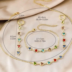 Parure de bijoux cœur colorés avec collier, bracelet et boucles d'oreilles dorés sur satin