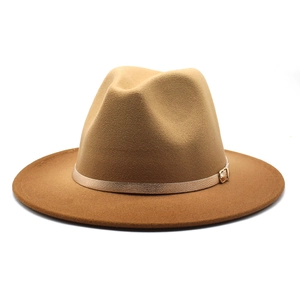 Détail du chapeau Fedora en laine camel avec ruban métallique doré et boucle ardillon