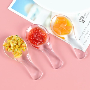 Gros plan détaillé de modèles culinaires miniatures avec du riz frit et du caviar sur cuillères